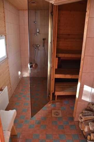 Дома для отпуска Männikkölän Pirtti Нурмес Двухместный номер с 2 отдельными кроватями и общей ванной комнатой-10