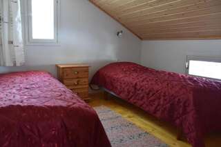 Дома для отпуска Männikkölän Pirtti Нурмес Двухместный номер с 2 отдельными кроватями и общей ванной комнатой-15