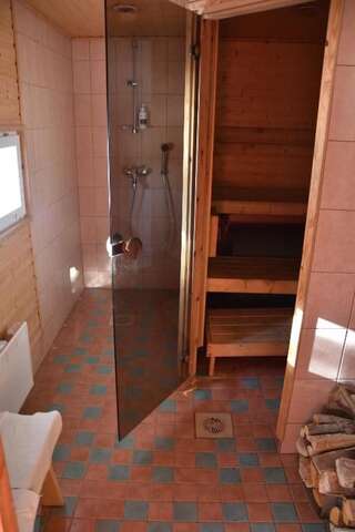 Дома для отпуска Männikkölän Pirtti Нурмес Двухместный номер с 2 отдельными кроватями и общей ванной комнатой-17